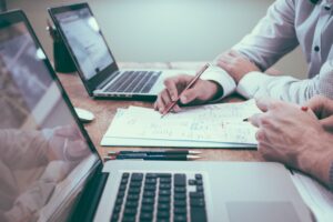 People-discussing-bank-of-canada-interest rates